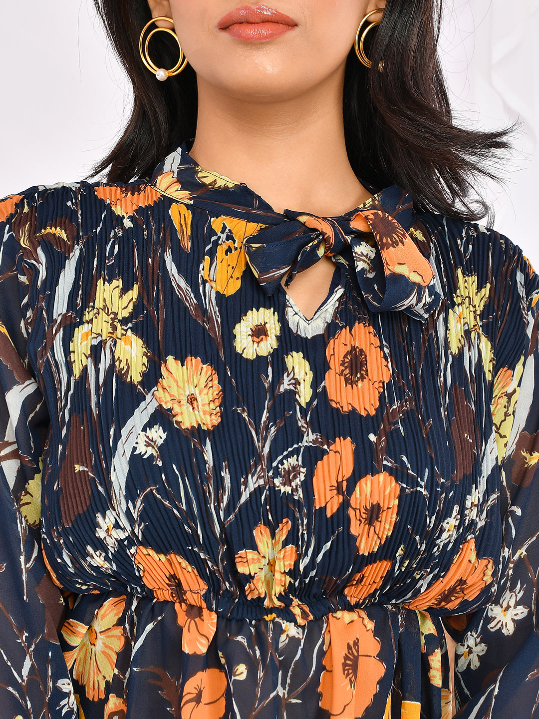 Expertly crafted with a delicate chiffon fabric, these high neck tops are adorned with a beautiful floral print. Perfect for girls and women, they offer a sophisticated and fashion-forward look. Elevate your wardrobe with airy and feminine tops that exude elegance and style.