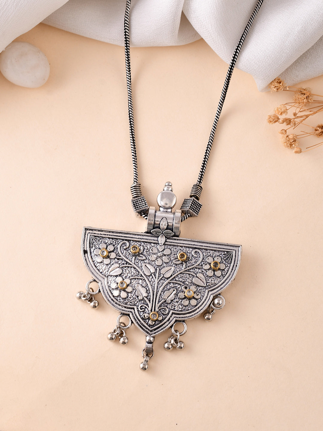 Vintage Silver Necklace with Intricate Floral Design