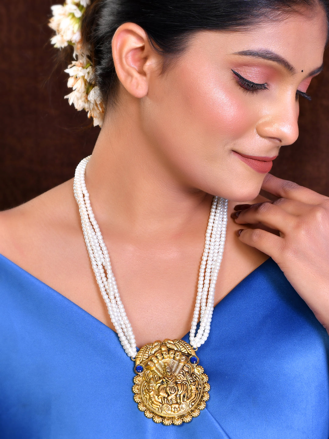Gold and Pearl Necklace with Intricate Pendant Design