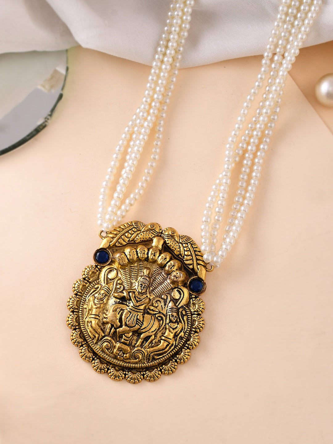 Gold and Pearl Necklace with Intricate Pendant Design