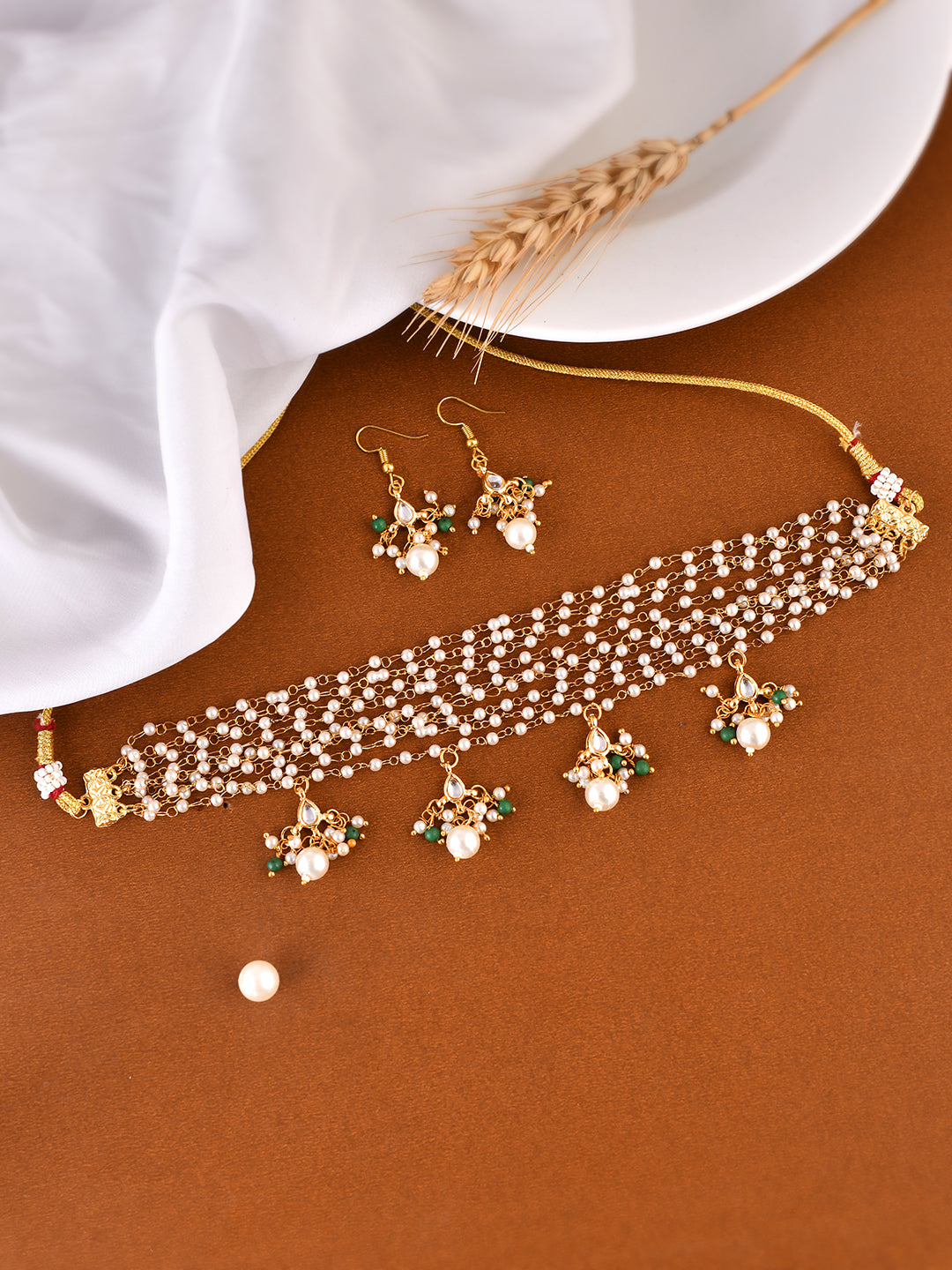Gold tone perls jewellery set with earrings