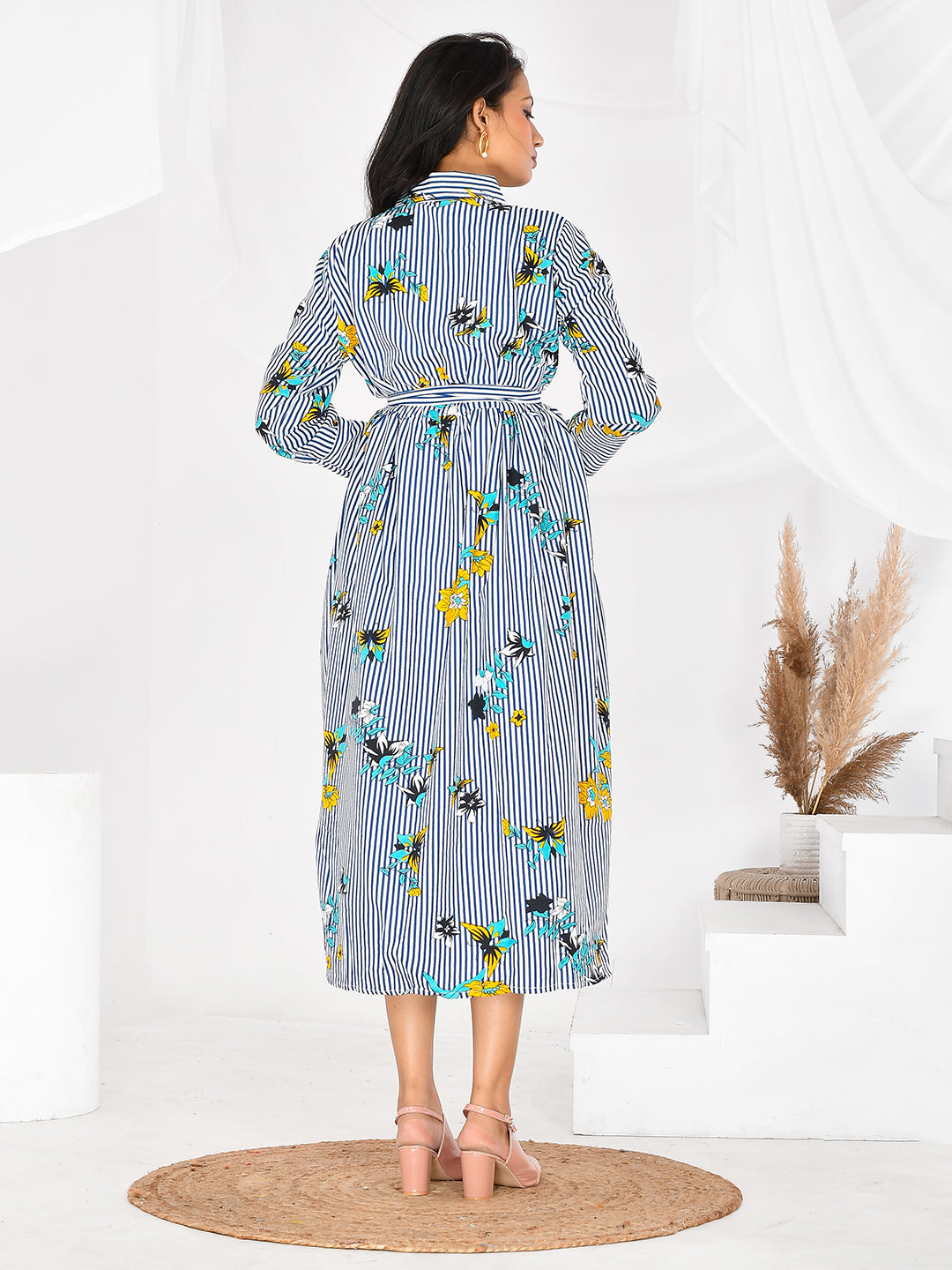 Get ready to slay in this grey printed party wear western dress for girls and women. With its stylish design and comfortable fit, you'll be the center of attention at any event. Perfect for any season, this dress is a must-have for your wardrobe. Don't miss out on this fashion-forward piece.