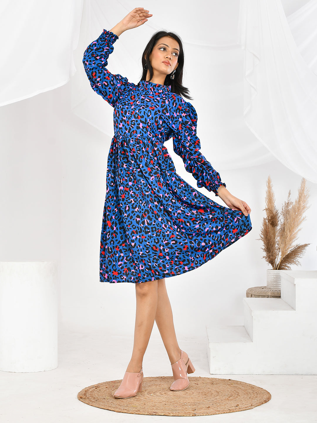 The beautiful blue print adds a touch of elegance and sophistication, while the comfortable fit ensures you'll look and feel your best. Upgrade your wardrobe with our must-have dresses today.