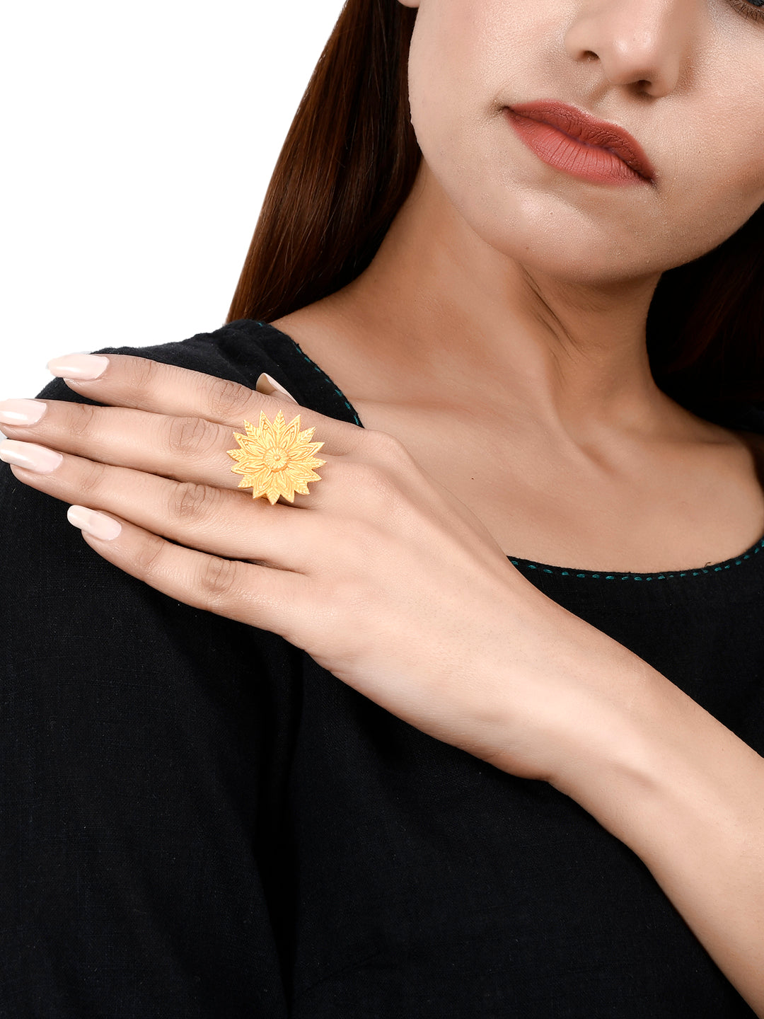 Buy Beautiful 22 Karat Yellow Gold Lotus Ring at Best Price | Tanishq UAE